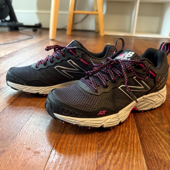 New Balance Women's 573v3 | size 7 - Picture 2 of 8